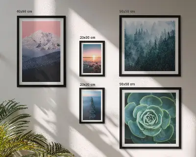 Modernes Wandbilder-Set mit Landschaften von Bergen und Meer im Boho-Stil