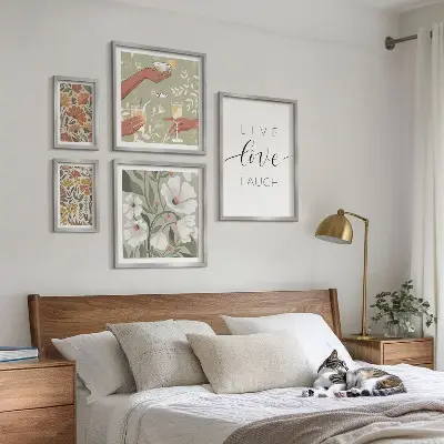 Modernes Wandbilder-Set mit stilvollen floralen Grafiken und Slogans