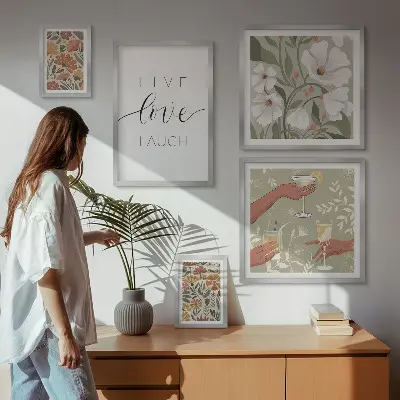 Modernes Wandbilder-Set mit stilvollen floralen Grafiken und Slogans