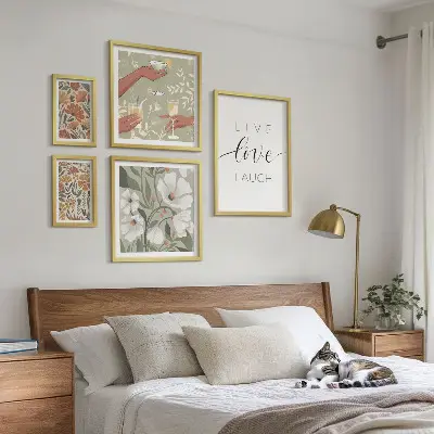 Modernes Wandbilder-Set mit stilvollen floralen Grafiken und Slogans