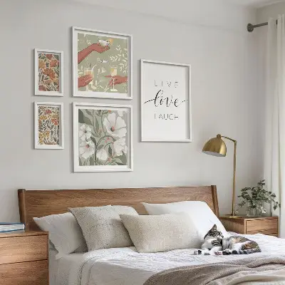 Modernes Wandbilder-Set mit stilvollen floralen Grafiken und Slogans
