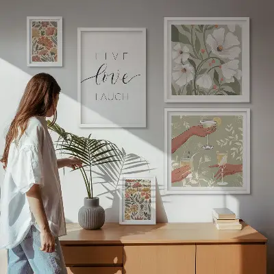 Modernes Wandbilder-Set mit stilvollen floralen Grafiken und Slogans
