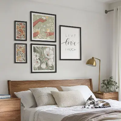 Modernes Wandbilder-Set mit stilvollen floralen Grafiken und Slogans