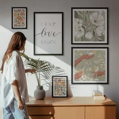 Modernes Wandbilder-Set mit stilvollen floralen Grafiken und Slogans
