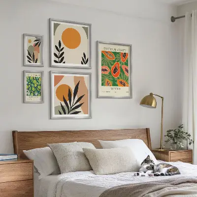 Modernes Wandbilder-Set mit Retro-Motiven und tropischen Früchten