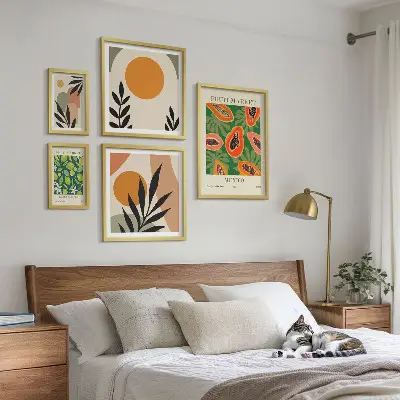 Modernes Wandbilder-Set mit Retro-Motiven und tropischen Früchten