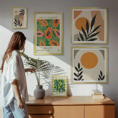 Modernes Wandbilder-Set mit Retro-Motiven und tropischen Früchten