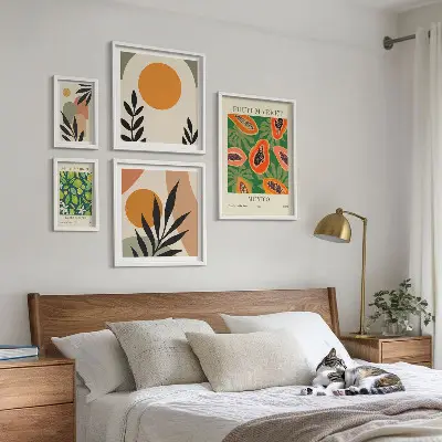 Modernes Wandbilder-Set mit Retro-Motiven und tropischen Früchten