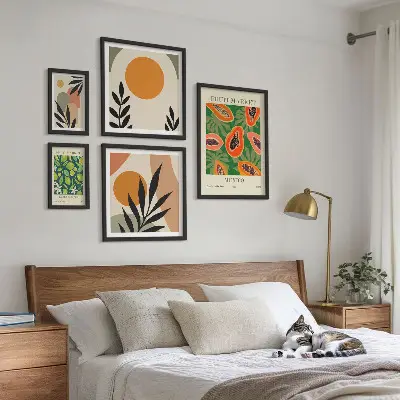 Modernes Wandbilder-Set mit Retro-Motiven und tropischen Früchten