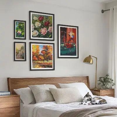 Modernes Wandbilder-Set mit Blumen und Fahrrädern in malerischer Schönheit