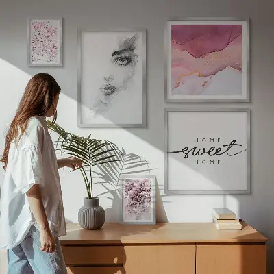 Bildergalerie-Set für die Wand mit Frauenporträts und Blumen in Pastellfarben