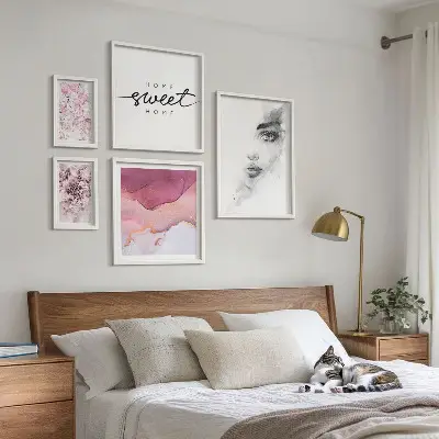Bildergalerie-Set für die Wand mit Frauenporträts und Blumen in Pastellfarben