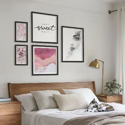 Bildergalerie-Set für die Wand mit Frauenporträts und Blumen in Pastellfarben