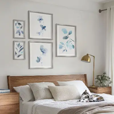 Bildergalerie-Set für die Wand mit blauen Pflanzenakzenten