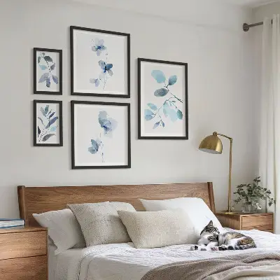 Bildergalerie-Set für die Wand mit blauen Pflanzenakzenten