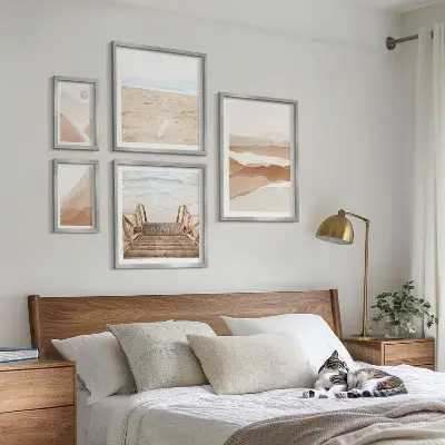 Bilderset für das Sofa mit minimalistischen Strand- und Bergmotiven