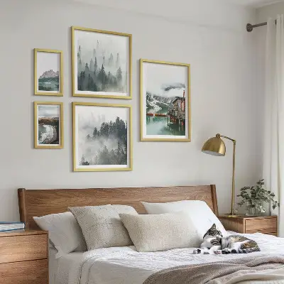 Modernes Wandbilder-Set mit Berglandschaften, Hütten und Wasser