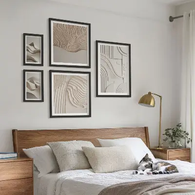 Wandbilder-Set mit abstrakten beigen und weißen Strukturen