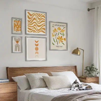 Modernes Wandbild-Set mit stilvollen Blumendekorationen
