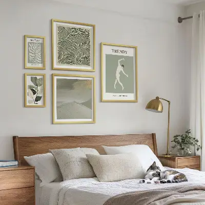 Bilderset für das Sofa mit abstrakten Pflanzenmotiven