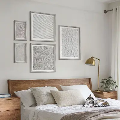 Modernes Wandbilder-Set mit Sandmuster-Strukturen und Geometrie