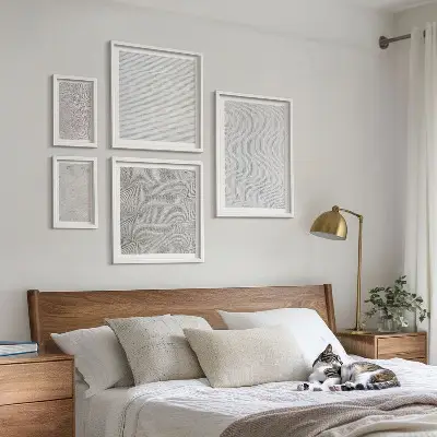 Modernes Wandbilder-Set mit Sandmuster-Strukturen und Geometrie