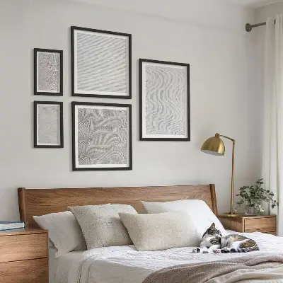 Modernes Wandbilder-Set mit Sandmuster-Strukturen und Geometrie