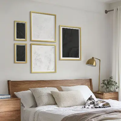 Modernes Wandbilder-Set in dunkler Lichtoptik mit glamourösem Marmordesign