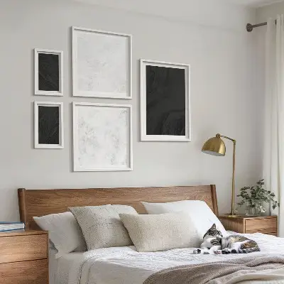 Modernes Wandbilder-Set in dunkler Lichtoptik mit glamourösem Marmordesign