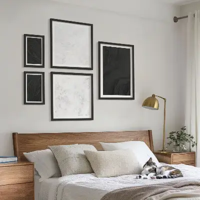 Modernes Wandbilder-Set in dunkler Lichtoptik mit glamourösem Marmordesign