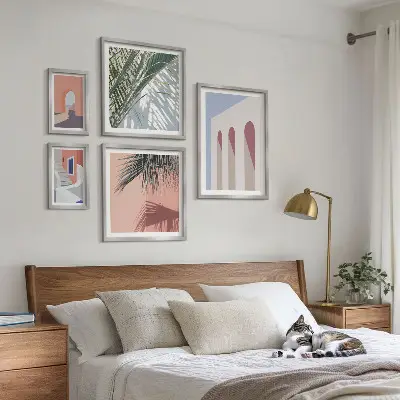 Bilderset mit Stadtarchitektur-Illustrationen für das Sofa