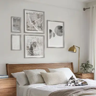Bilderset für das Sofa mit abstrakten modernen Formen