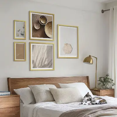 Modernes Wandbilder-Set mit minimalistischen warmen Texturen