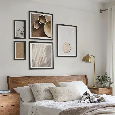 Modernes Wandbilder-Set mit minimalistischen warmen Texturen