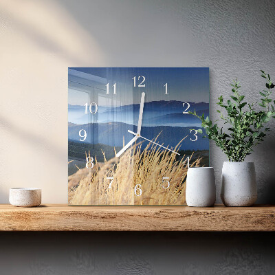 Quadratische wanduhr modern Berge von Gras