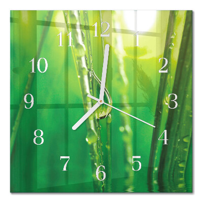 Moderne wanduhr quadratisch Tropfen auf dem Gras
