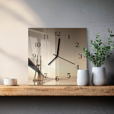 Quadratische wanduhr Brücke in Sepia