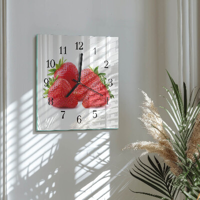 Moderne wanduhr quadratisch Erdbeeren