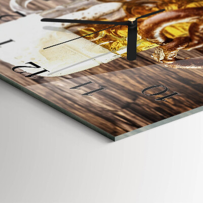 Quadratische wanduhr modern Brezel mit Bier