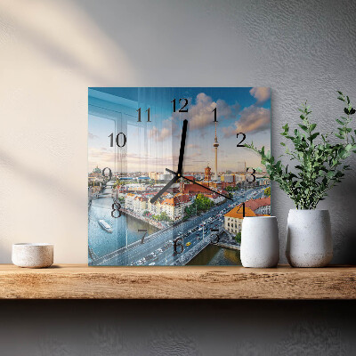 Quadratische wanduhr modern Ein Fluss in der Stadt