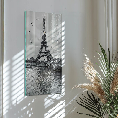 Vertikale glas wanduhr Blick auf den Eiffelturm