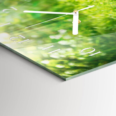 Glasuhr horizontal Korb mit Äpfeln