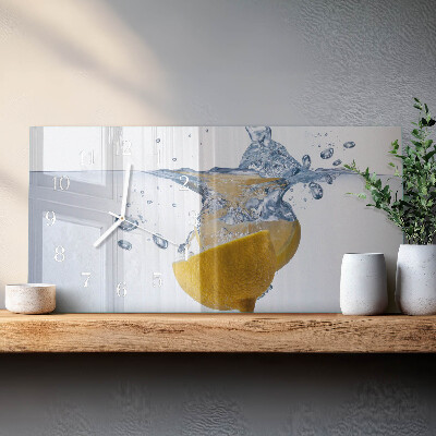 Horizontale glas wanduhr Eine Zitronenscheibe in Wasser