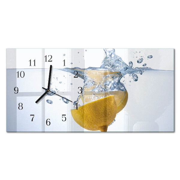 Glasuhr horizontal Eine Zitronenscheibe in Wasser