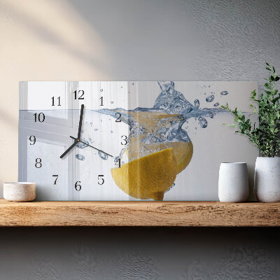 Glasuhr horizontal Eine Zitronenscheibe in Wasser