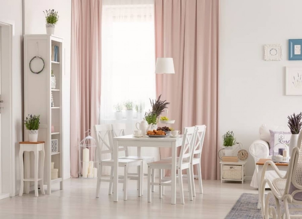 Wie arrangiert man ein Wohnzimmer im provenzalischen Stil?