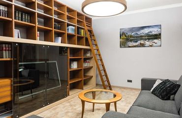 Wie soll man Dekorationen für die Regale im Wohnzimmer auswählen? Die Ideen für ein erfolgreiches Projekt