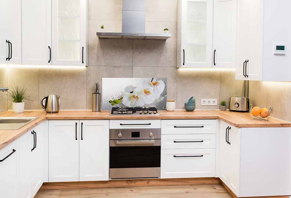 weiße Küche mit einer Arbeitsplatte aus Holz